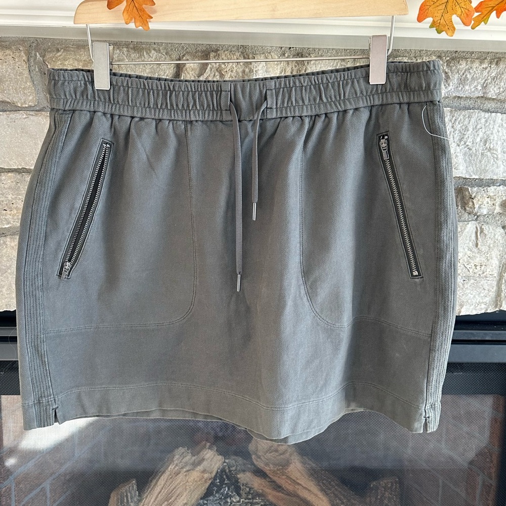NWOT Athleta Farallon Skirt Womens 12 Green
Pull On Zip Pockets Organic Cotton